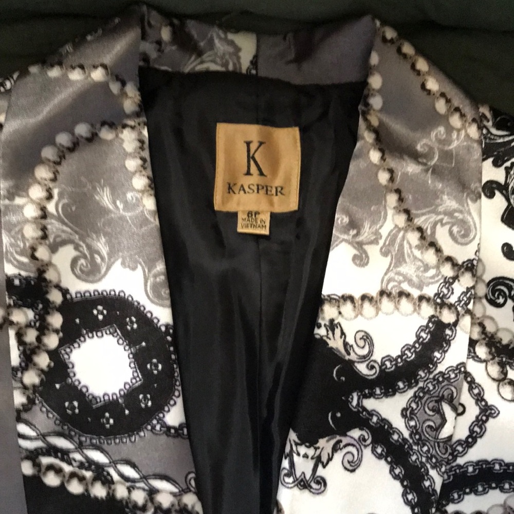 Like new blazer in colors of black, white grey!